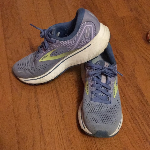 Brooks tennis shoes - Picture 2 of 11